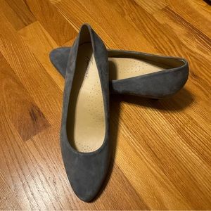 TROTTERS sz 10 WW Kitten Heels Kiera Suede Leather Pumps Slip Ons Gray